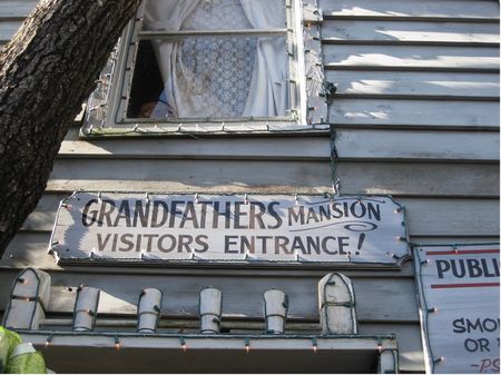 Grandfather's Mansion photo, from ThemeParkInsider.com